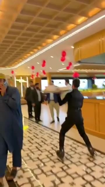 Waiter FAIL at a skate service restaurant in Tijuana