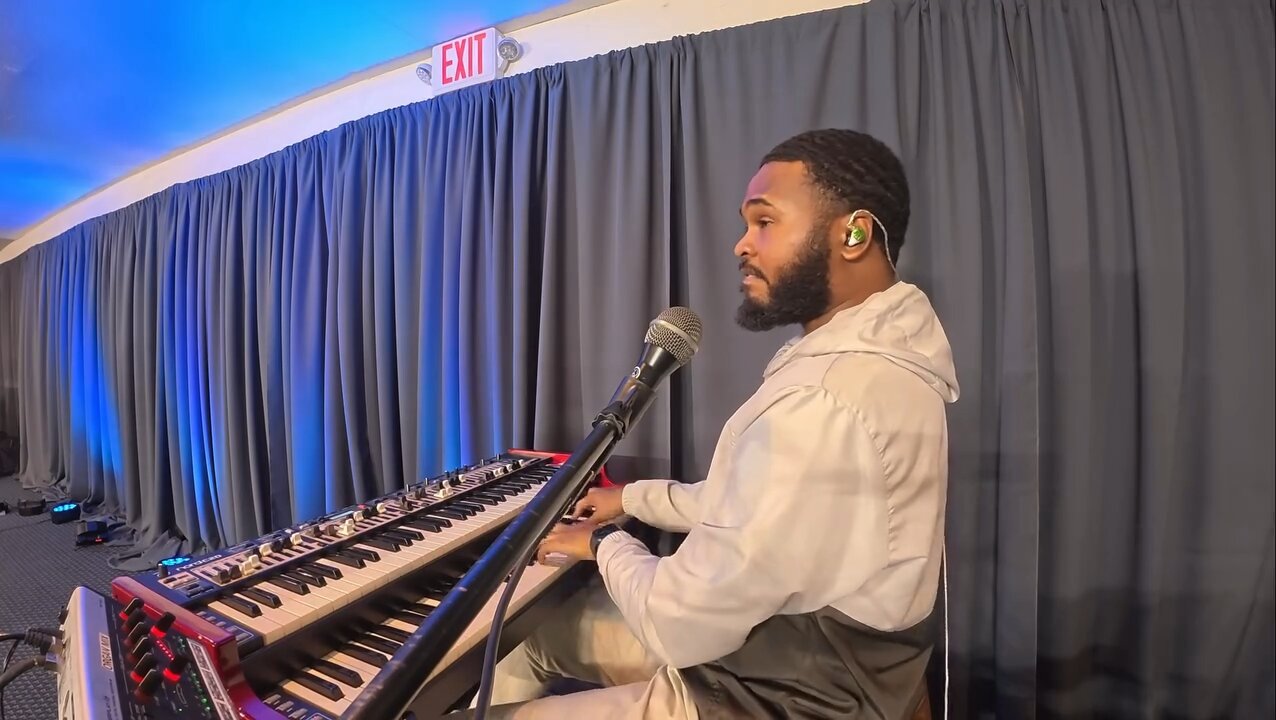 Kyle McNair - 🎹🎵🫵🏽🔥🔥🔥🔥 backing up preacher