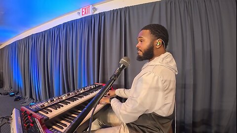 Kyle McNair - 🎹🎵🫵🏽🔥🔥🔥🔥 backing up preacher