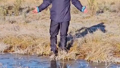 Andando sobre o lago congelado em santa catarina Brasil 2025