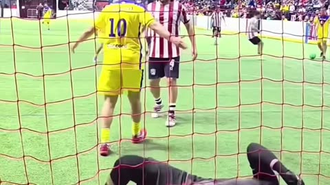 Cuauhtémoc Blanco KNOCKS OUT Goalkeeper at 52 Years Old