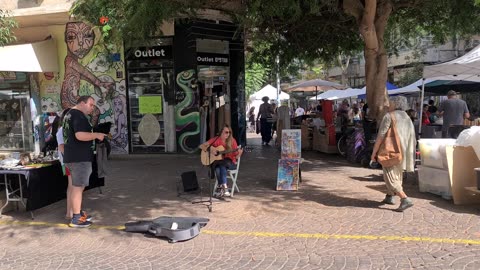 ההיא מפרישמן-גיטריסטית שרה-מדרחוב נחלת בנימין ת"א יום שישי 3.10.2025