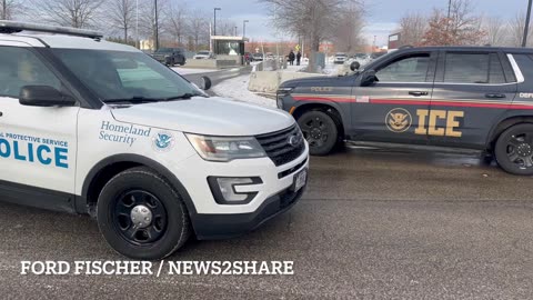 Man throws bologna at ICE agent vehicles driving into federal building in Minneapolis.