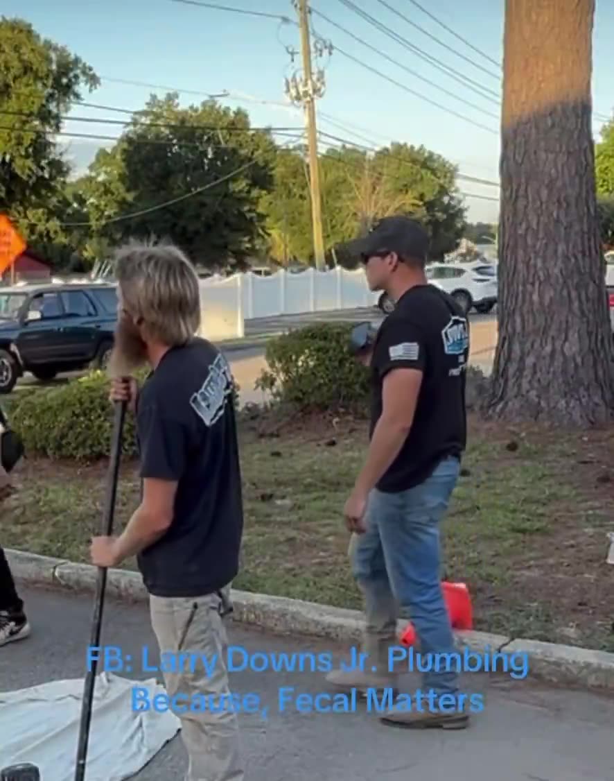 A plumber in Pensacola Florida chases down an iIIegal who had just robbed a woman.