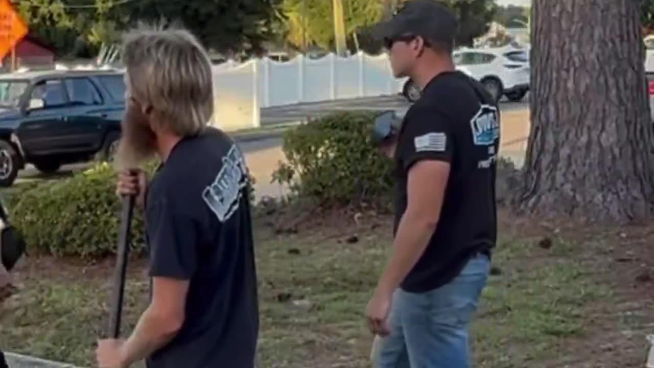 A plumber in Pensacola Florida chases down an iIIegal who had just robbed a woman.