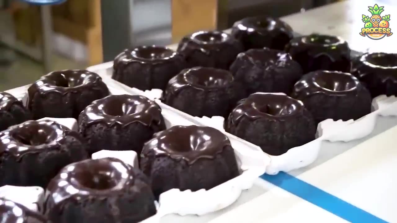 HOW MILLIONS OF CAKES ARE MADE IN A FACTORY // AUTOMATIC CAKE FACTORY PROCESS