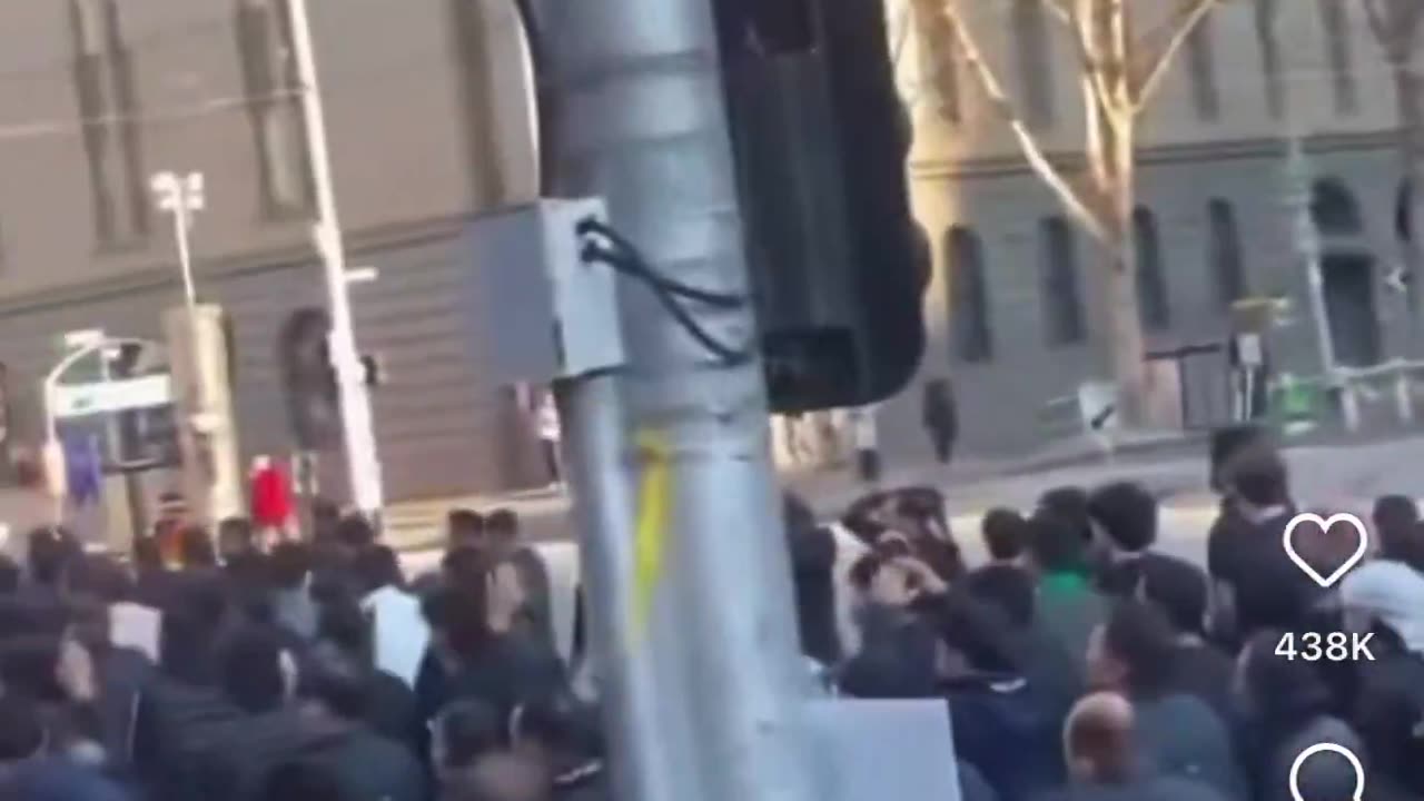 This man acknowledging the threat of Islam and it has half a million Likes. People are waking up