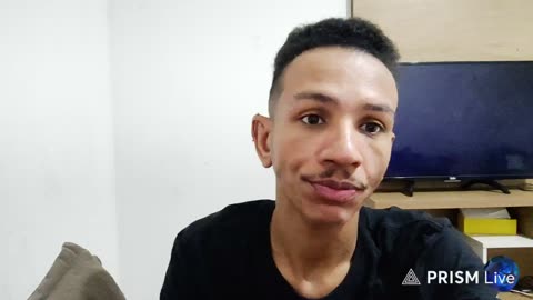 Reagindo a um streamer de gameplay de um jogo de terror japonês.