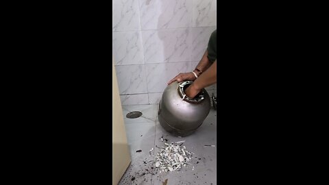 Geyser Mein Nikali Safed Barf