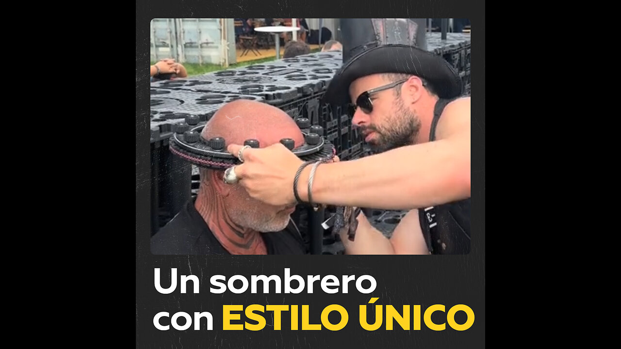 Hábil artesano personaliza un sombrero para aficionado roquero