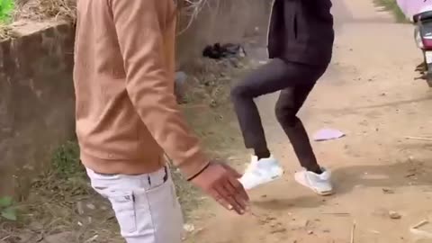 फँस गया ये 😂😂 #comedy #realfools #surajroxfunnyvibe #vikramcomedyvideo #memes