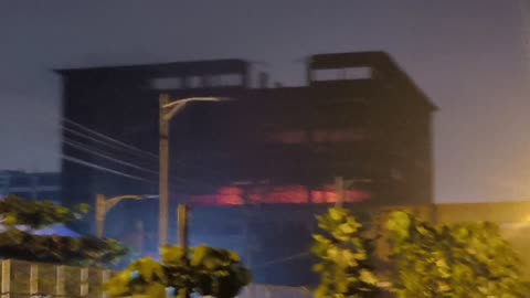 হাজার মানুষের ভাতঘর ৮ ঘন্টা যাবত জ্ব-ল-ছে…রোবট দিয়ে ছিটানো হচ্ছে পানি #AakboR #MrAkboR #IamaakboR