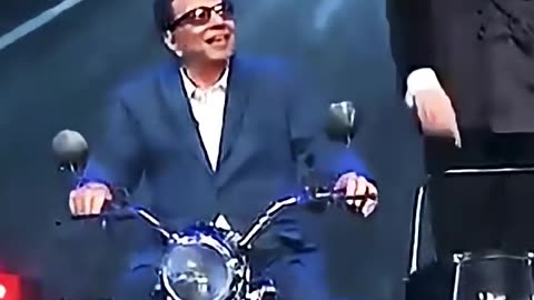 Dharmendra and Amitabh bachchan recreating magic