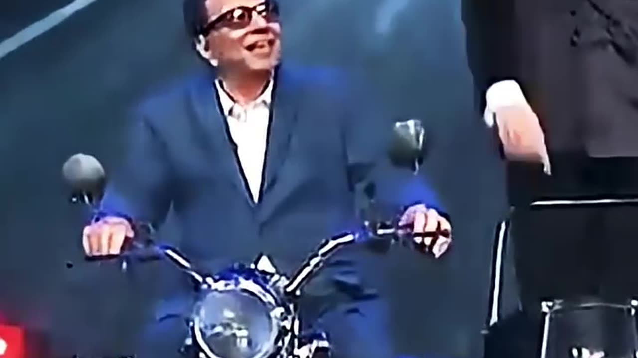 Dharmendra and Amitabh bachchan recreating magic