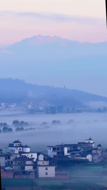 云雾轻拂•光影斑驳 巍山如仙境，恰似水墨长卷