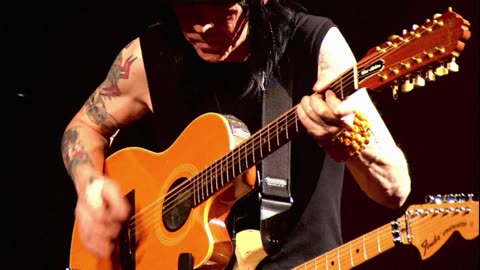 On With The Show - Mötley Crüe (live)