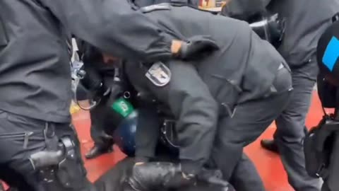 German police are not afraid of Islamic mobs.