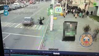 Un conductor no cede el paso a un ciclista en un cruce peatonal