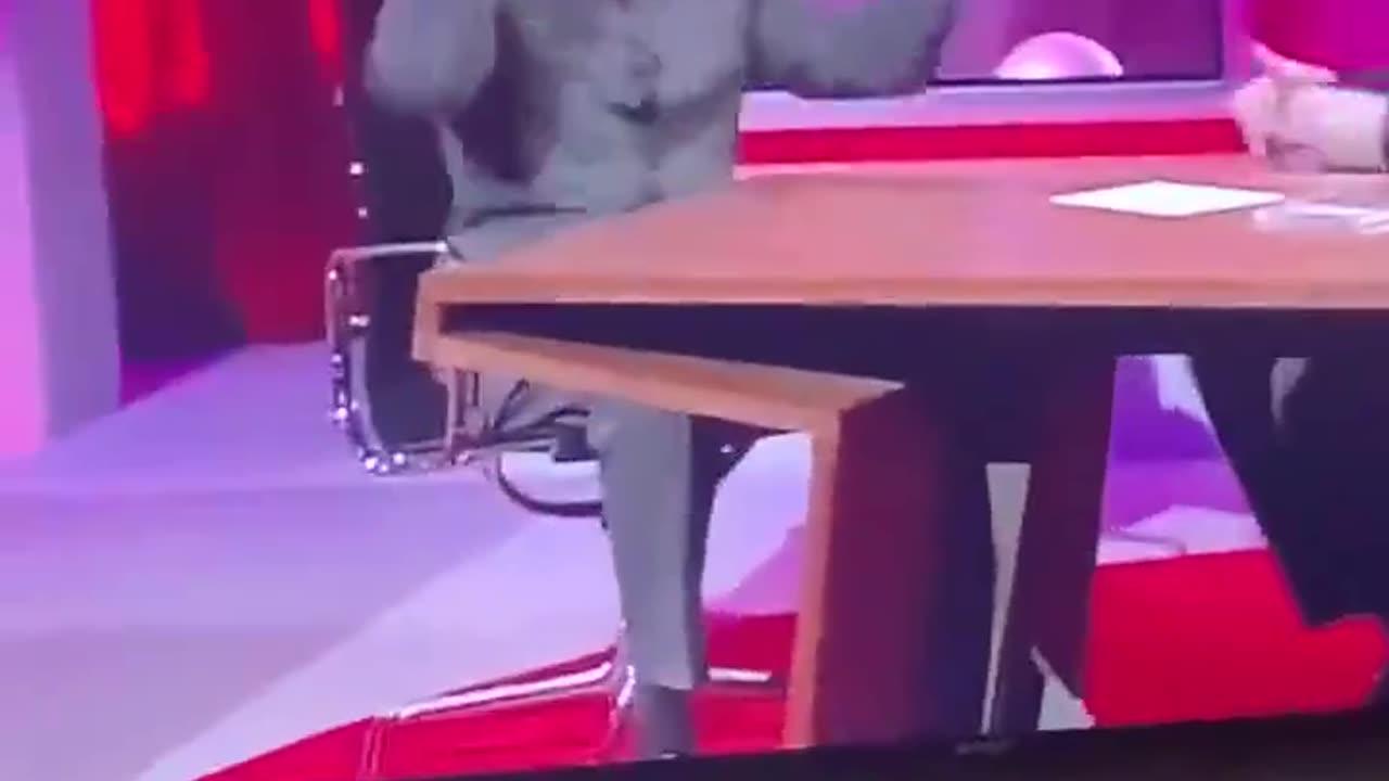 Paul McCartney flashing occult symbol