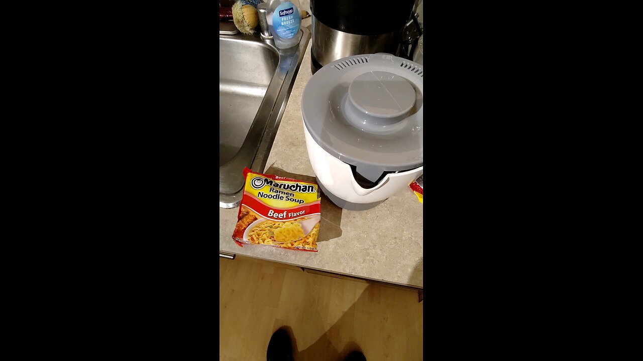 Eating Maruchan Ramen Noodle Beef Flavor, Dbn, MI, 3/8/25