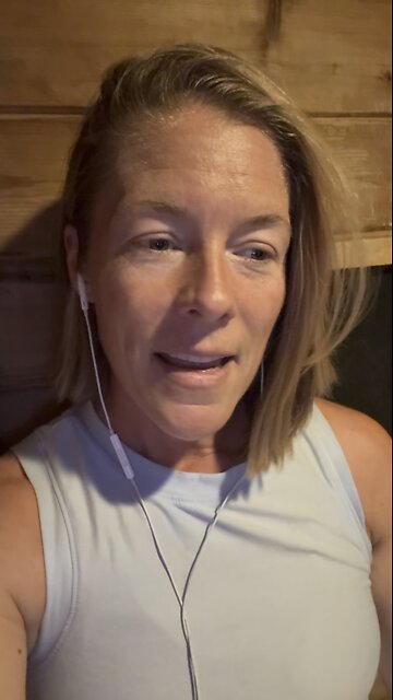 Sauna saga: Santa’s elf takes muscle man pics