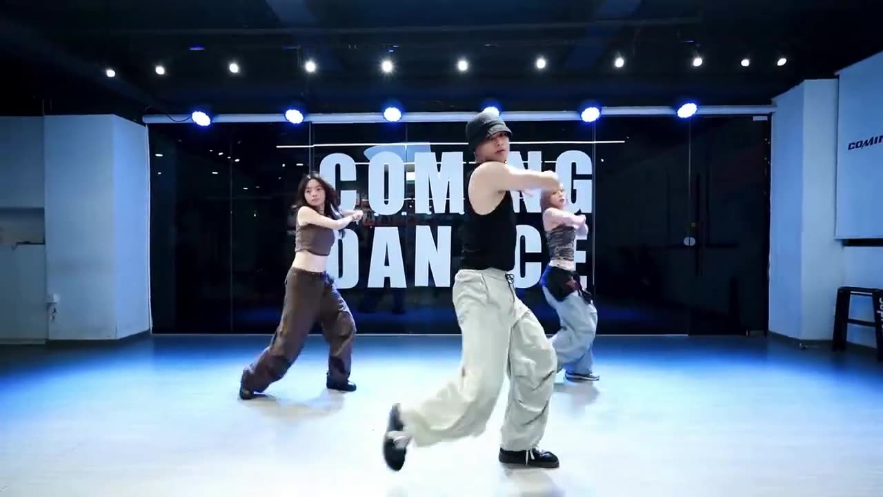 Watching Teacher Xiaoxin dance is not only powerful, but also has a very dramatic look in his eyes~