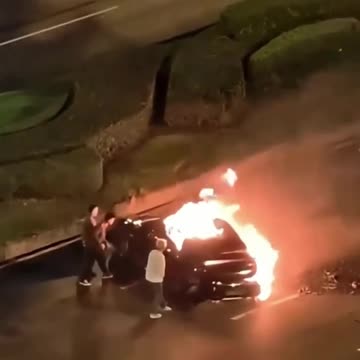 Elektromos Xiaomi SU7 - ütközéskor az ajtók záródtak a sofőr bennégett