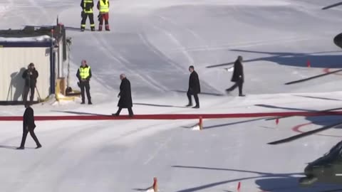 Tổng thống Trump vừa ĐẾN Davos, bước xuống từ chuyên cơ Marine One và đến Diễn đàn Kinh tế Thế giới.