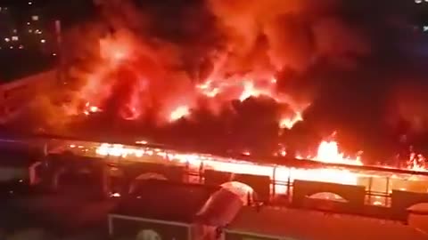 Massive fire tears through St. Petersburg popular market in Russia