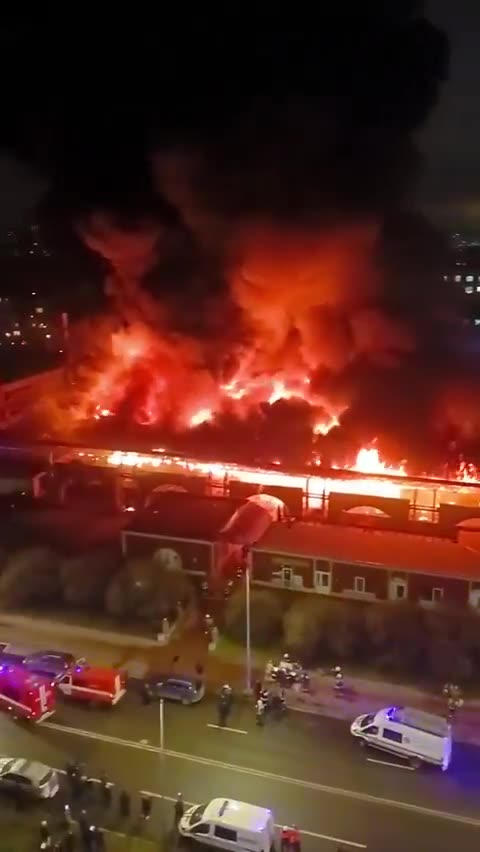 Massive fire tears through St. Petersburg popular market in Russia