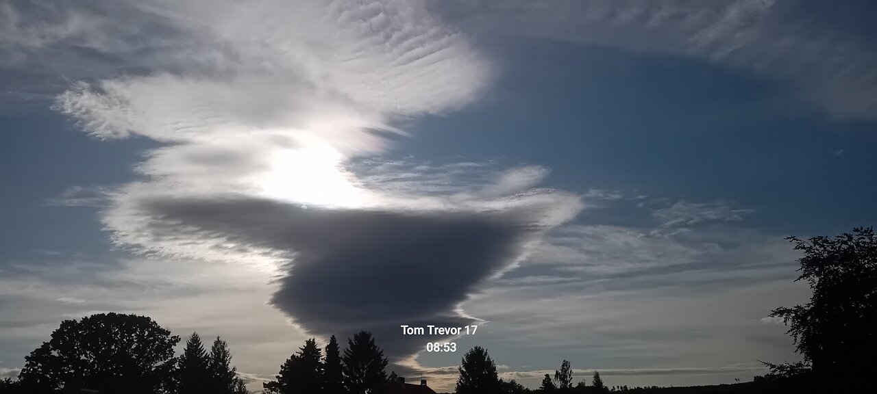 This trail today was recorded over the Midwest USA, approx 11:50 AM CST local time.