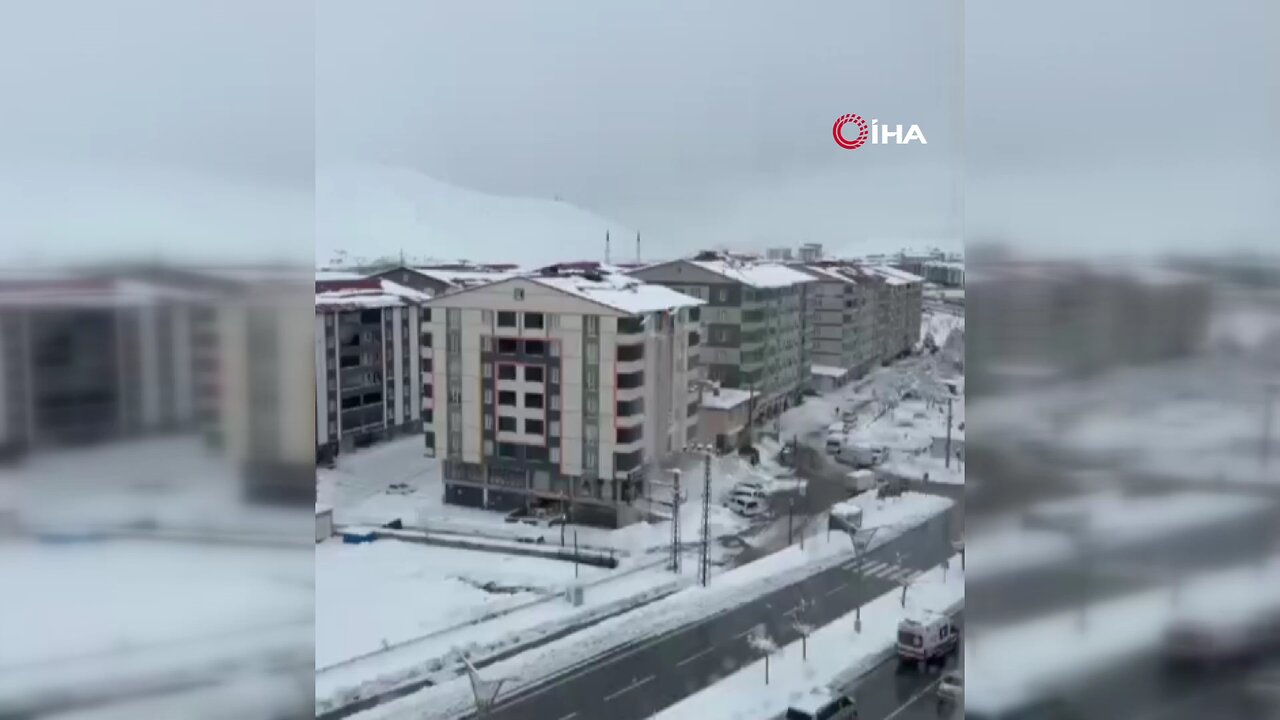 Çatıda biriken karlar şelale gibi caddeye aktı