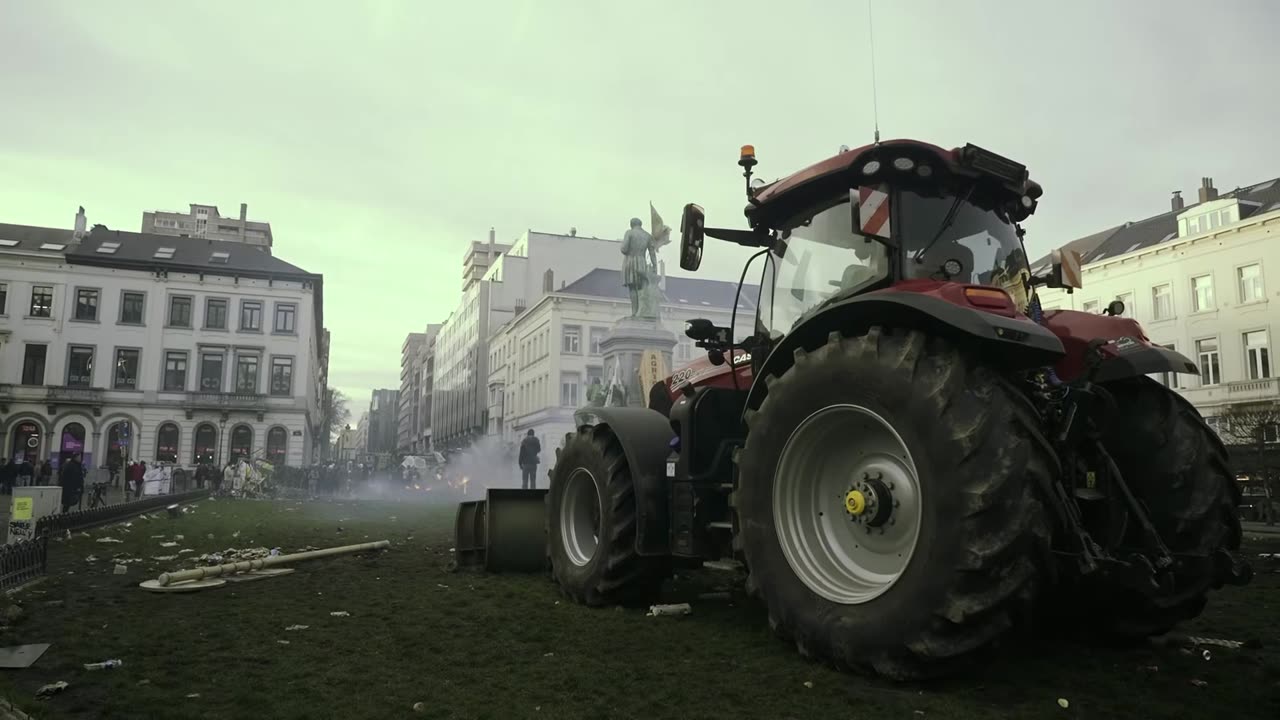 Tysiące rolników, wśród nich Węgrzy, wysyłają wiadomość do Ursuli von der Leyen: obcięcie dopłat rolniczych o 20 procent i wysłanie pieniędzy na Ukrainę jest nie do przyjęcia! Mają rację