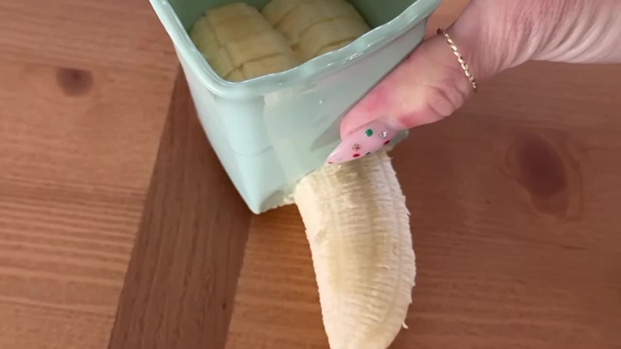 Slice Strawberries in Seconds 🍓 No Mess, Just Perfect Cuts!