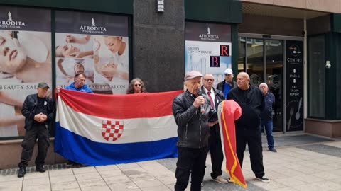 Nikola Lukić ispred sjedišta komunističke stranke SDP-a