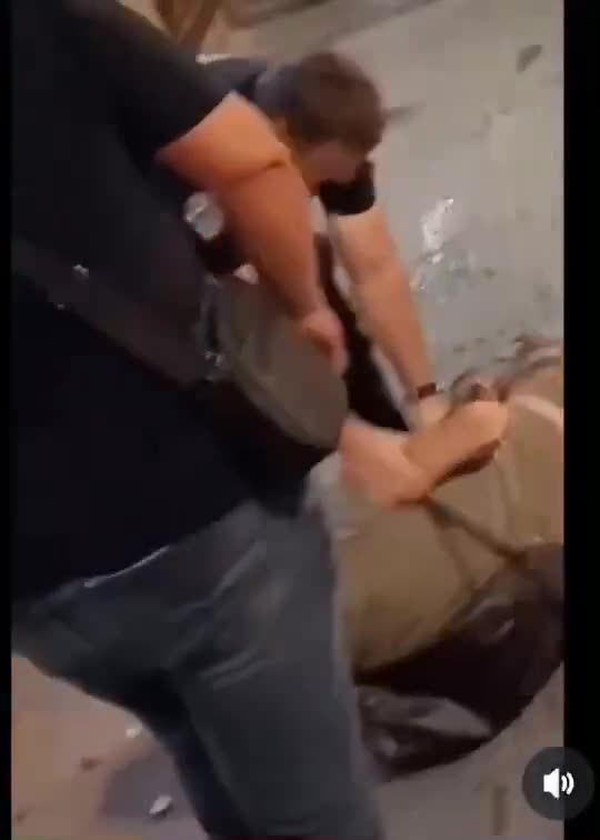 Полицајац додаје боксер начелнику Полицијске управе Чачак Драшку Даријевићу да мучки удари Влада Милојевића у стомак