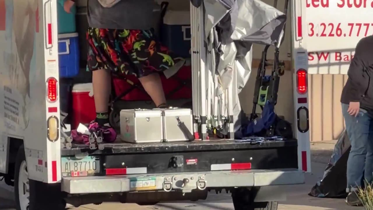 🚨 Here in Portland ANTIFA/Protesters have received a U-Haul full of their gear
