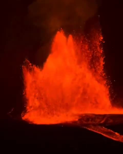 Voici les images les plus rapprochées de léruption du volcan Kilauea aujourdhui à Hawaï