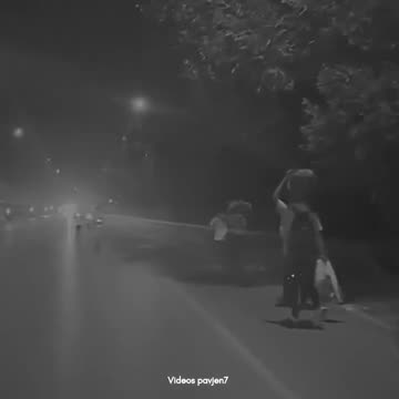 This is a video: Cambodian citizens are forced to travel barefoot, forced to evacuate their homes,