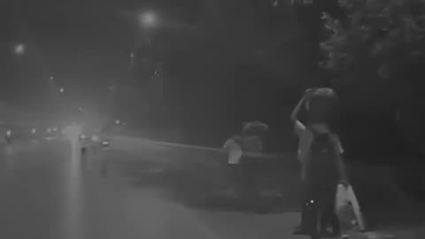 This is a video: Cambodian citizens are forced to travel barefoot, forced to evacuate their homes,