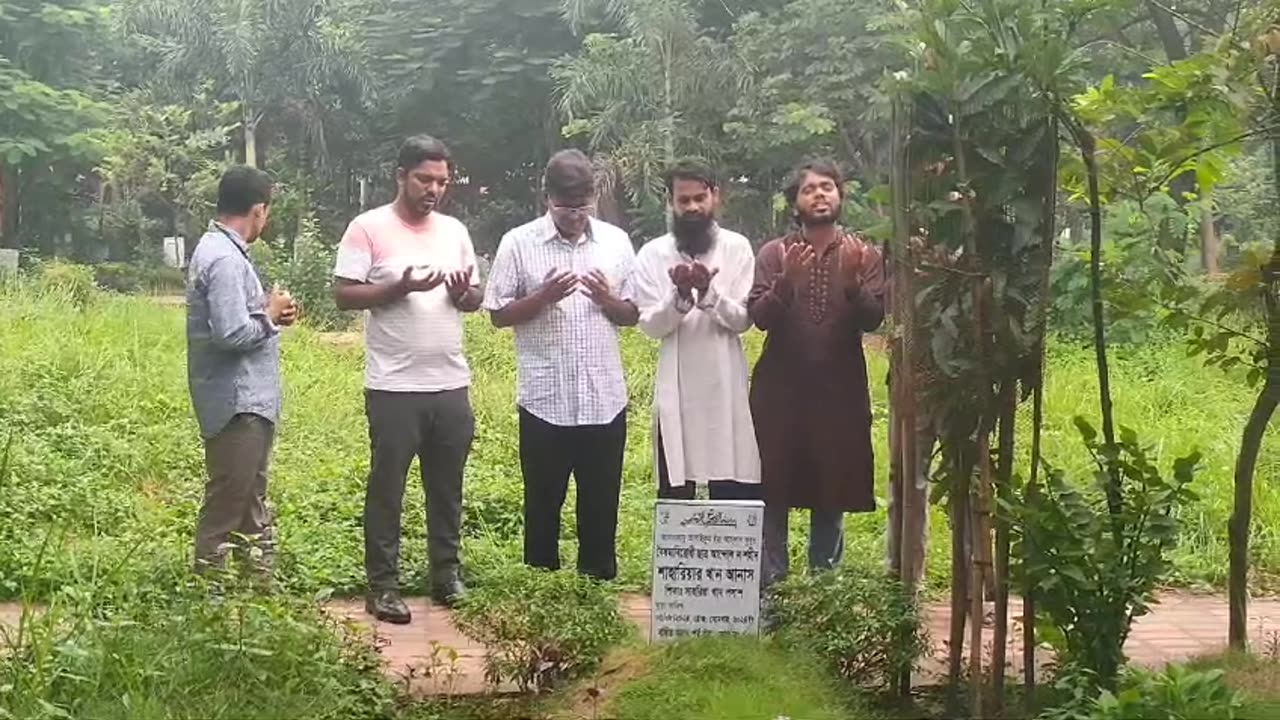 শহীদের জন্য দোয়া করছেন।
