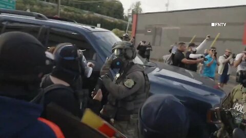 ICE Agents Clear Protesters to Allow Vehicles to Pass, Tesla Driver forced to Leave