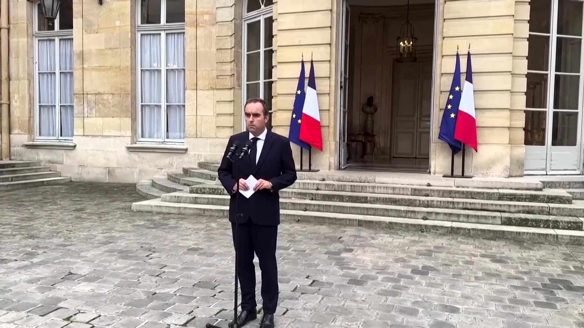 French government quits just hours after being appointed, stocks slide