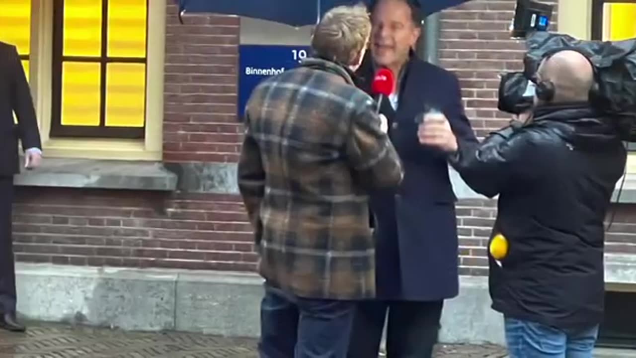 Jaïr verwisseld plopkap tijdens interview met Rutte. “Onafhankelijke journalistiek en media…”
