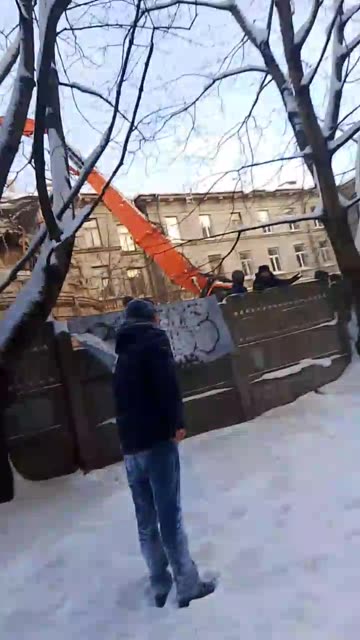 Russians Complain About Azerbaijani Migrant Workers Outside Construction Sitein St. Petersburg