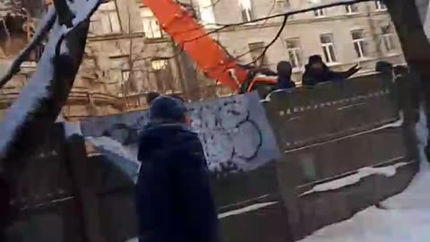Russians Complain About Azerbaijani Migrant Workers Outside Construction Sitein St. Petersburg