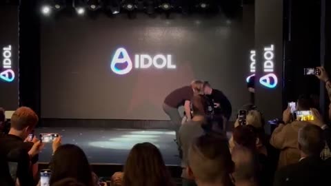 Rusia dështon me robotin e parë humanoid, ja momenti kur rrëzohet përgjatë debutimit