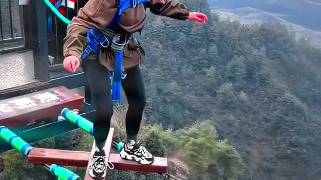 Others do the sky bridge VS this man #SkyBridge