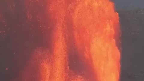 🔥✨ Watch Kīlauea Eruption with Lava Fountains & Gas Plumes! | FeedMyCuriosity