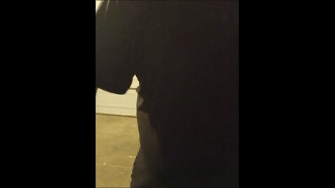 Pose inspirée des arts martiaux.